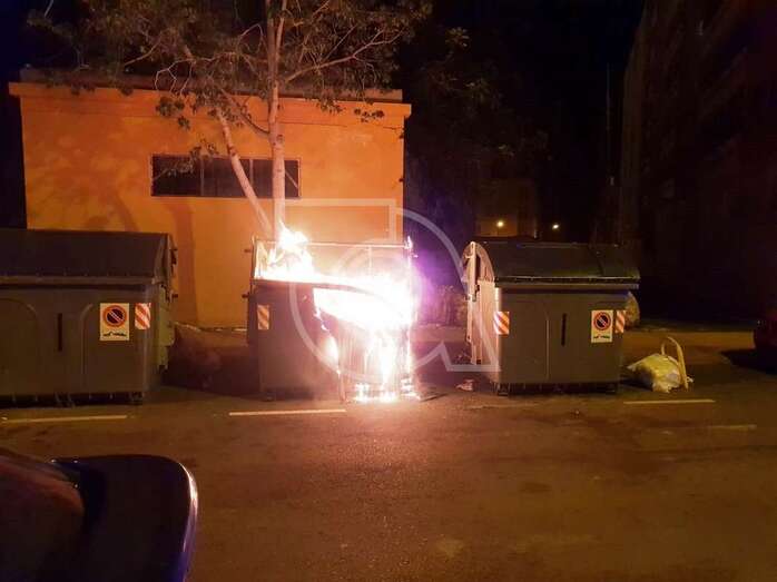 Las llamas calcinaron el recipiente de la calle de Juan Negrín (Foto TA)